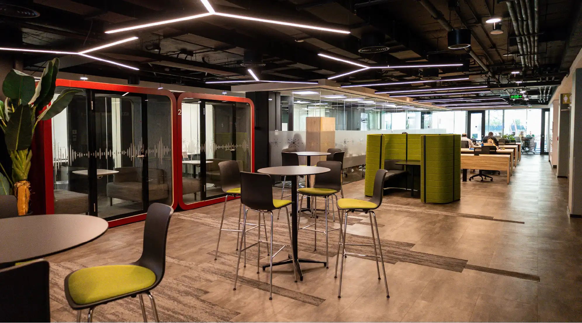 Espacios de trabajo abiertos y oficinas privadas en Neuralis Providencia